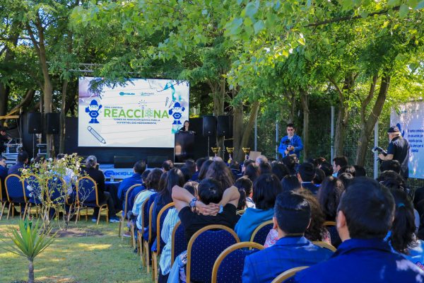 Estudiantes de enseñanza media compitieron en Feria Científica que premió a los mejores proyectos químicos